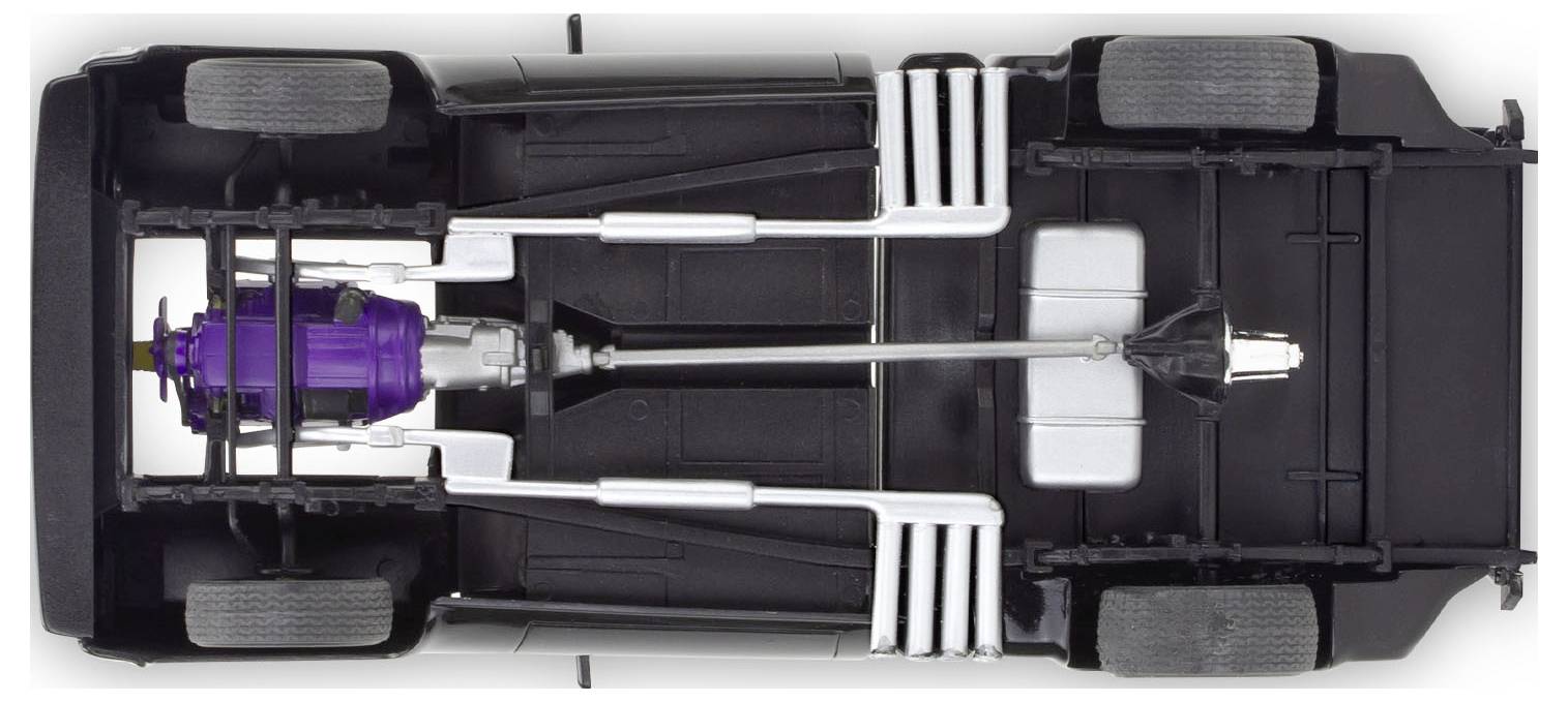 Vue de dessus d'un châssis de modèle automobile avec système d'échappement, arbre de transmission et composants différentiels visibles.