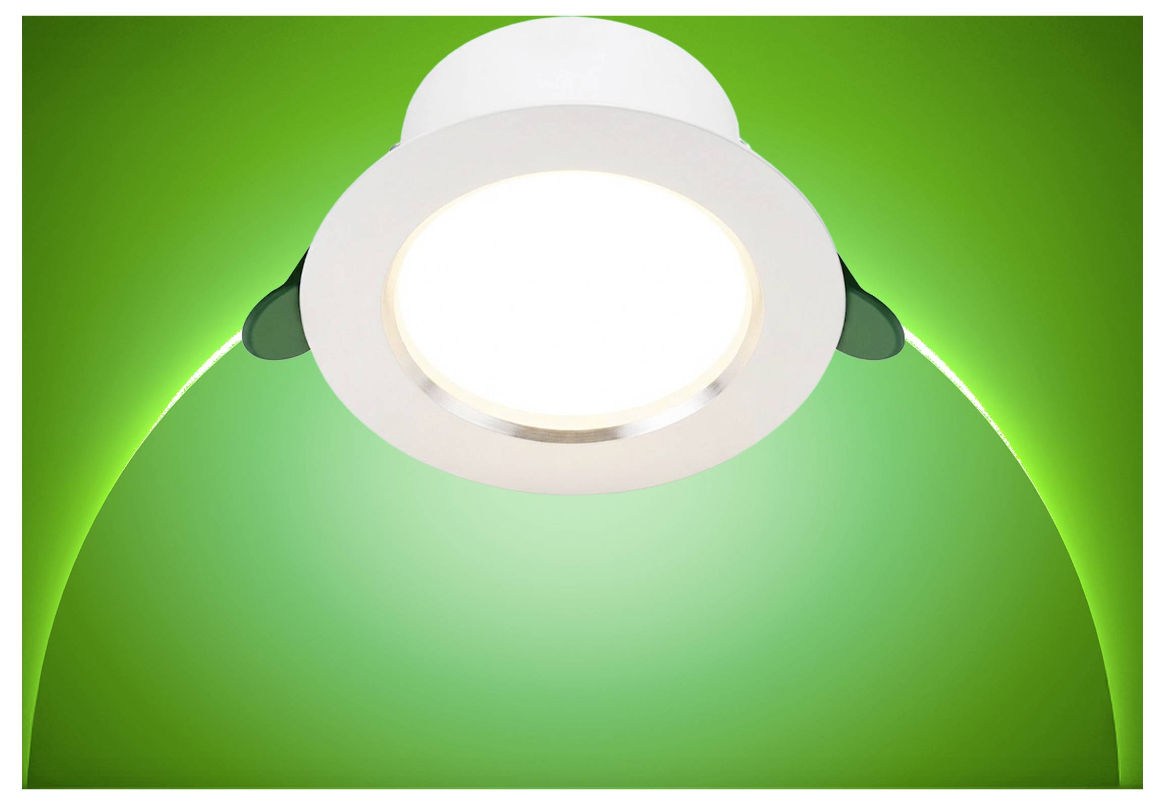 Gros plan d'un luminaire de plafond blanc luminescent sur un fond vert vif.