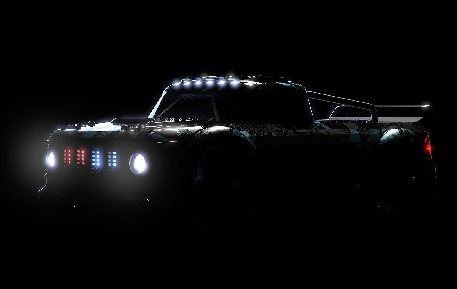 Une voiture avec des phares allumés et des lumières bleues et rouges sur l'avant dans l'obscurité. Le véhicule présente un design sportif.