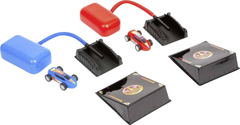 Un circuit de course de jouets avec deux voitures de course, une pompe à air bleue et une rouge, et des rampes. Les enfants pompent de l'air pour lancer les voitures.