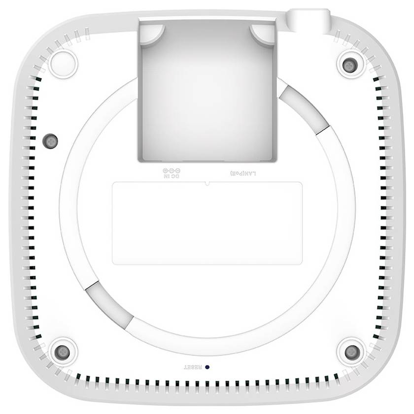 Dessous d'un appareil électronique avec des fentes de ventilation et quatre vis. Un compartiment rectangulaire est situé au centre.