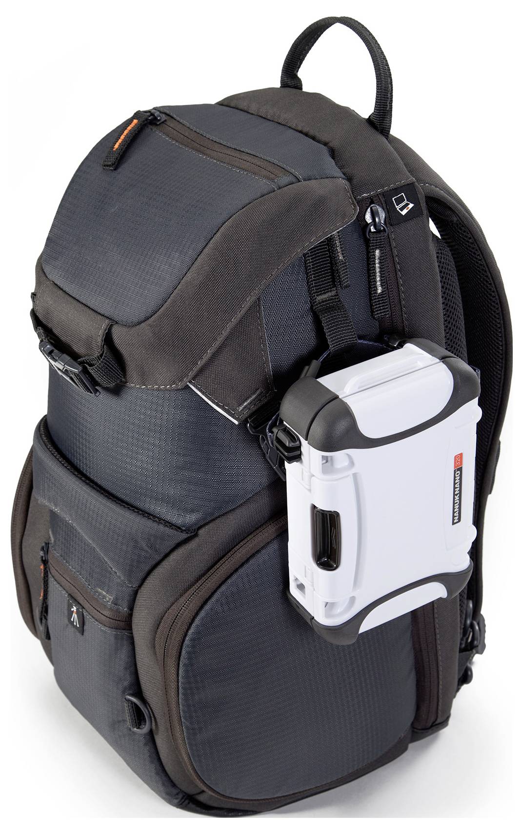 Un sac à dos gris avec plusieurs poches et un dispositif blanc fixé sur le côté. Idéal pour les activités de plein air ou les voyages.