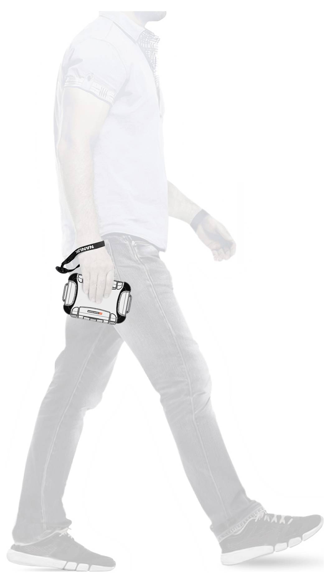 Une personne marche en tenant un appareil photo compact dans sa main droite. L'appareil photo présente un design distinctif et est porté au poignet.