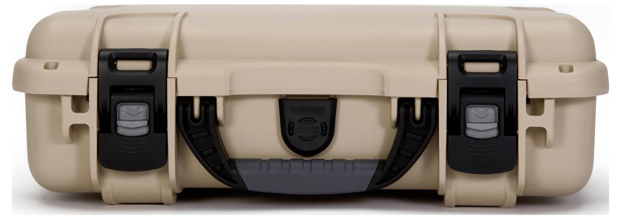 Valise rigide beige avec fermeture, munie de trois serrures noires et d'une poignée.