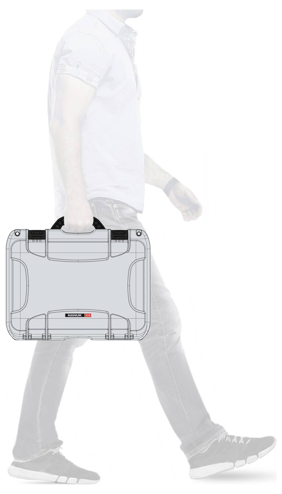 Une personne porte une mallette grise à la main. La personne est en mouvement, porte des vêtements décontractés et des baskets.