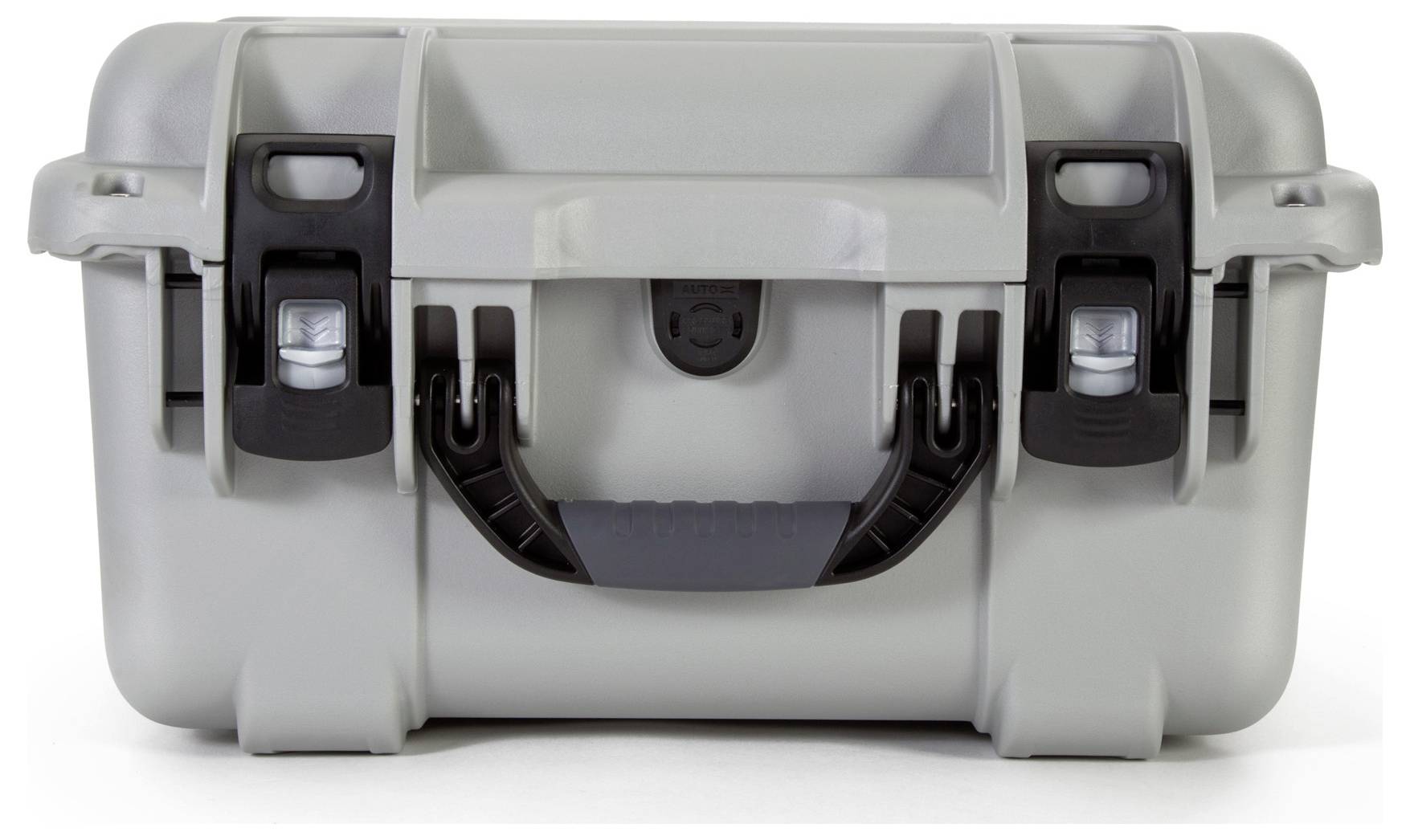 Une valise rigide grise avec deux fermoirs noirs et une poignée sur l'avant.