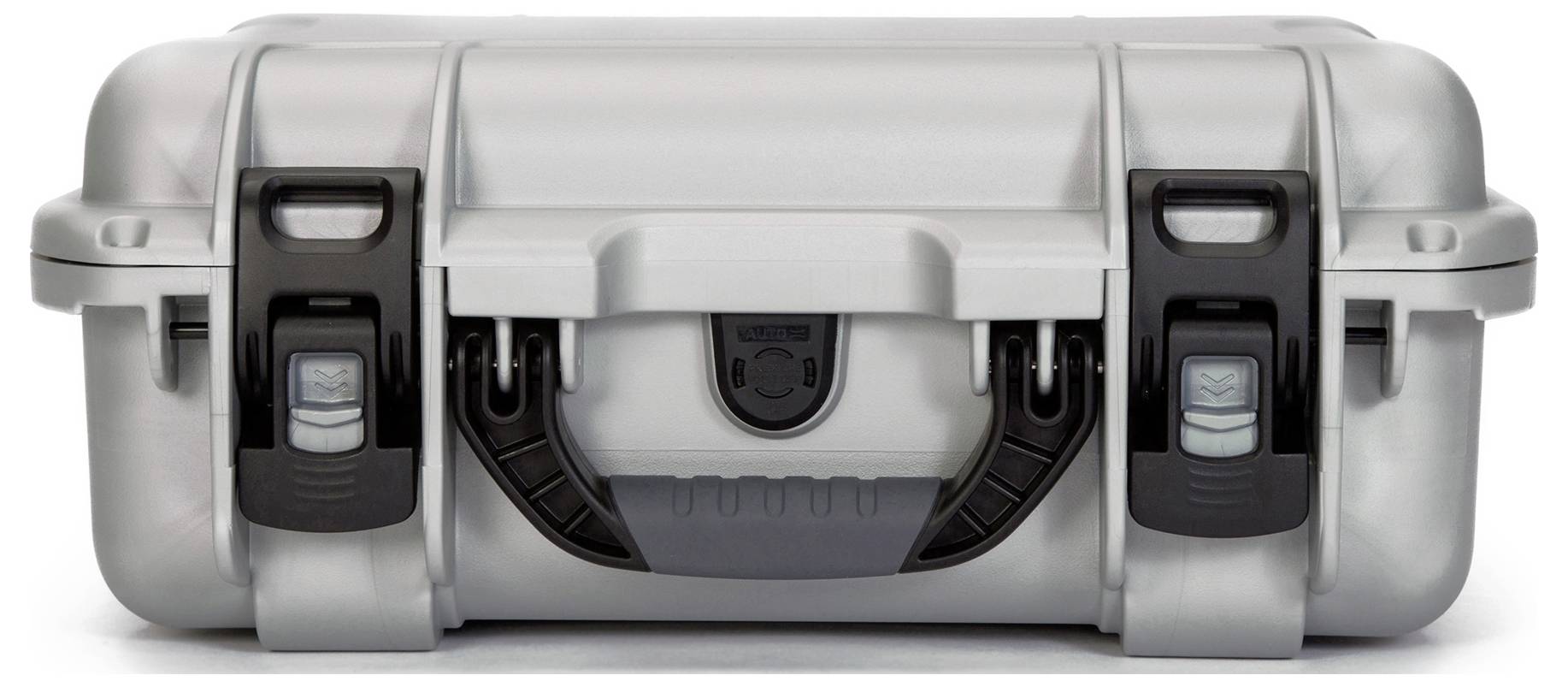 Valise robuste en argent métallisé avec des fermetures noires et une poignée centrale solide. Idéale pour protéger l'équipement.