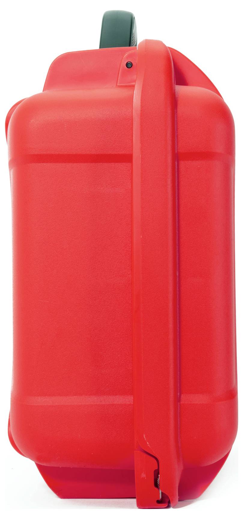 Un bidon d'essence rouge vu de côté avec une poignée verte, isolé sur un fond blanc.