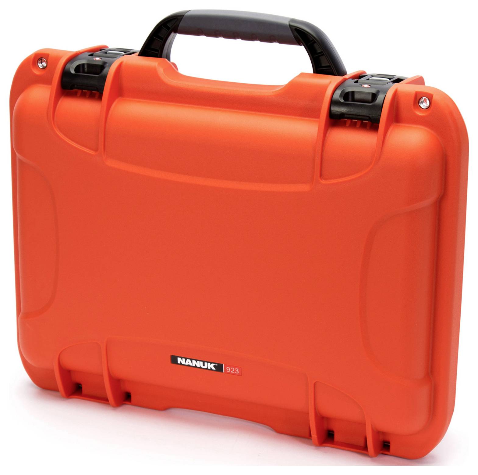 Une valise robuste de couleur orange avec une poignée et des fermetures noires. Inscription 'Nanuk 923'. Adaptée pour un transport en toute sécurité.