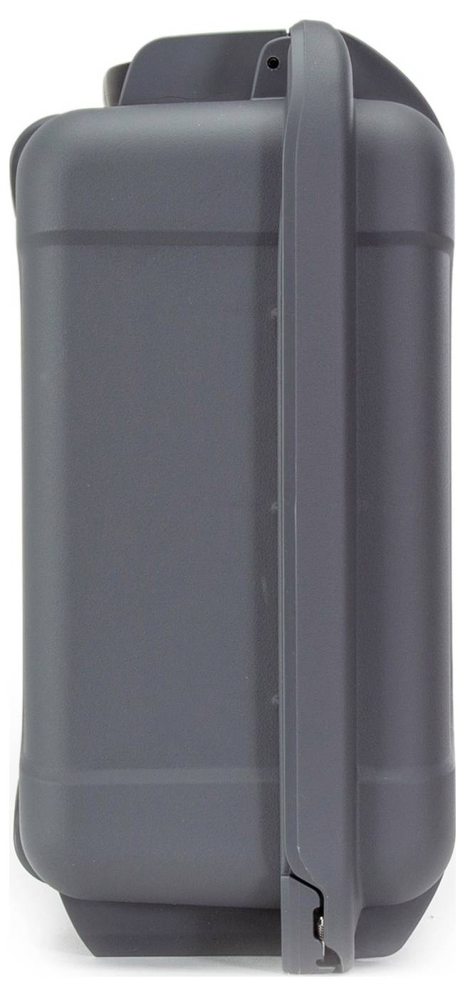 Une boîte en plastique robuste gris foncé, disposée verticalement, avec une poignée sur le côté.