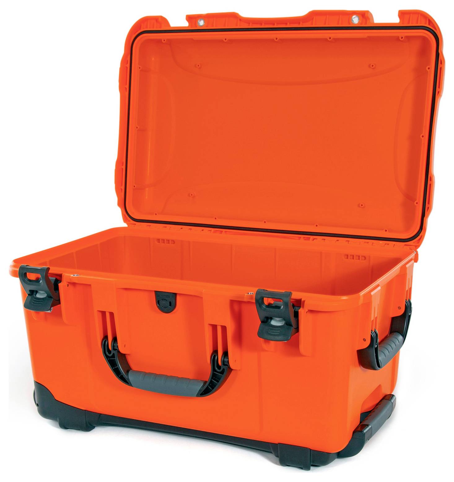 Une grande valise robuste de couleur orange avec le couvercle ouvert. La valise possède une poignée sur l'avant et est vide.