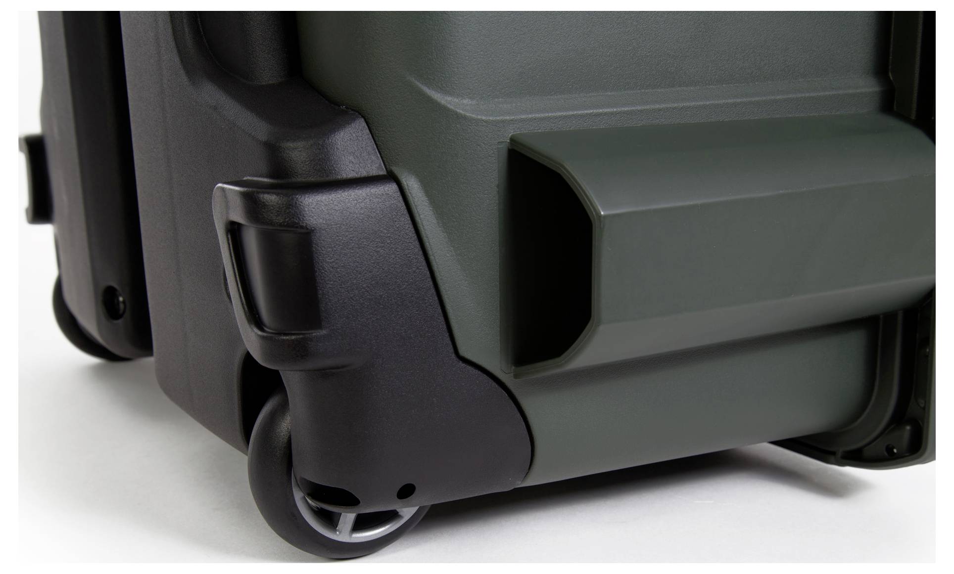 Gros plan sur une roue de transport robuste fixée à une valise en plastique solide. Coins et roulettes bien visibles, conçus pour une mobilité optimale.