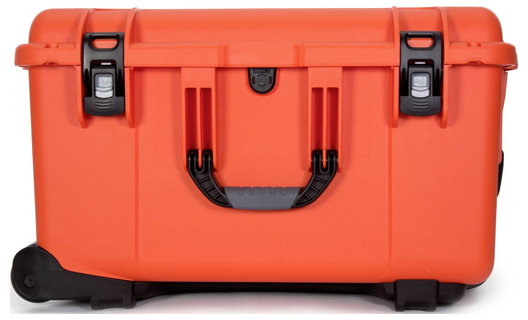 Une valise robuste de couleur orange avec une coque rigide, munie d'une poignée et de fermetures noires, conçue pour le transport d'équipements délicats.