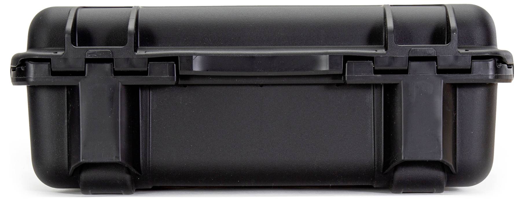 Mallette en plastique noir, robuste et rectangulaire, équipée de fermetures latérales, conçue pour le rangement et la protection d'objets.