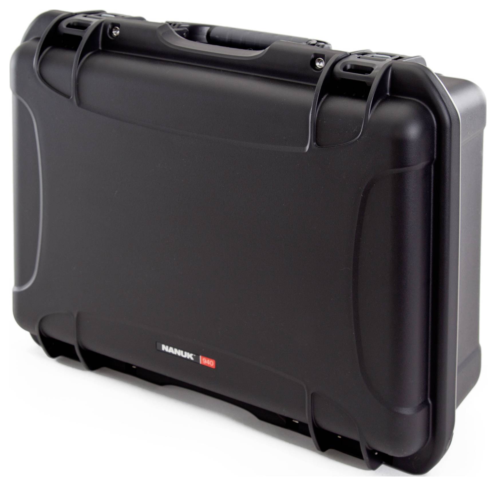 Mallette en plastique noir, robuste, rectangulaire avec poignée.