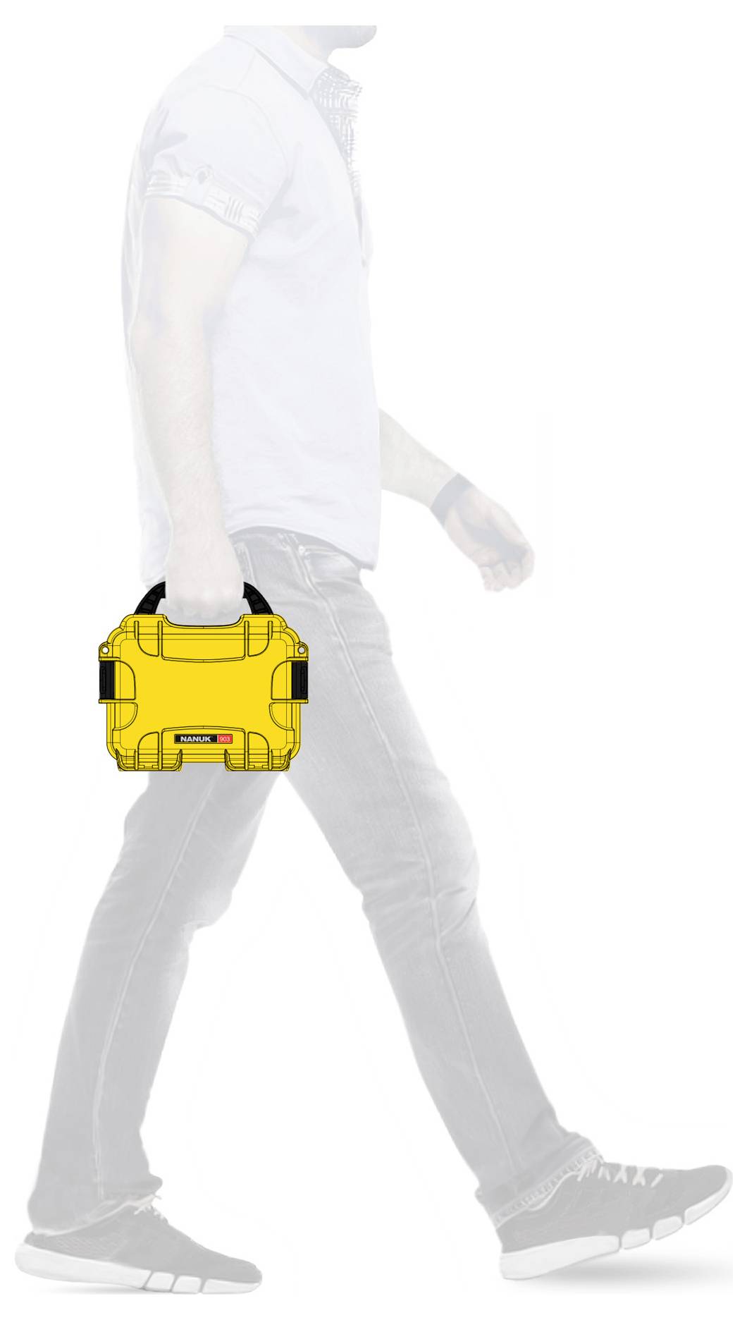 Un homme porte une petite valise à outils jaune dans sa main droite. La valise a des coins noirs et une poignée centrale.