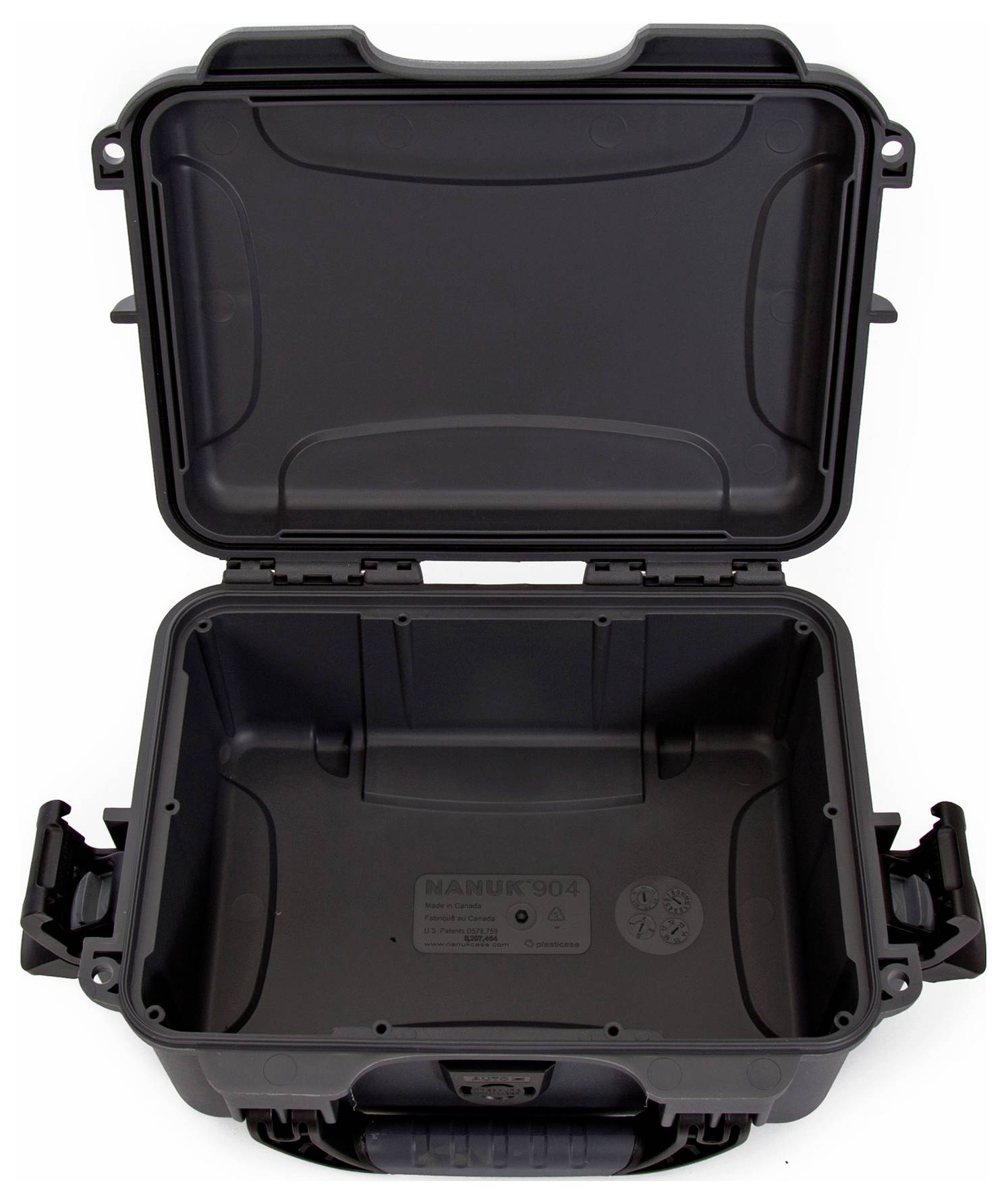 Valise rigide en plastique noir, ouverte, vide et dotée d'un mécanisme de fermeture robuste. Idéale pour un transport et une protection sécurisés.