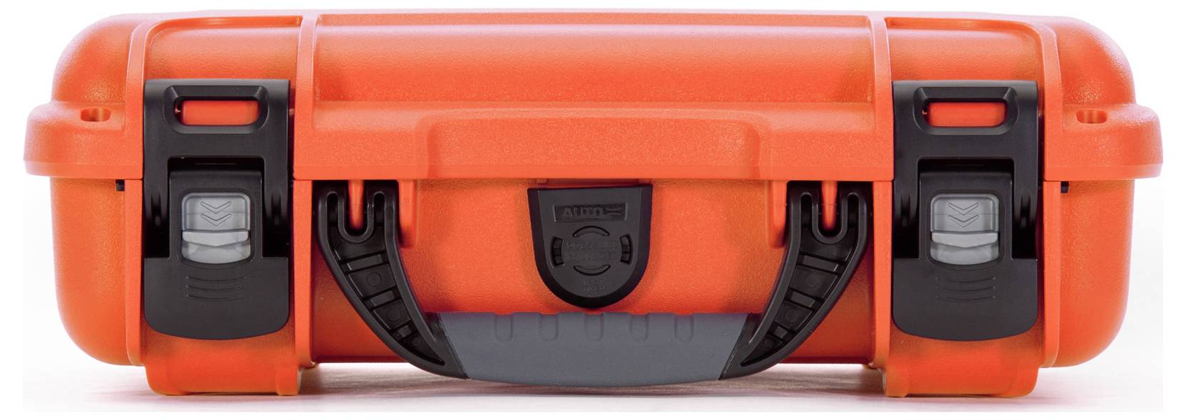 Un coffret de protection robuste de couleur orange, avec des fermoirs et des poignées noirs, fermé et prêt à être transporté.
