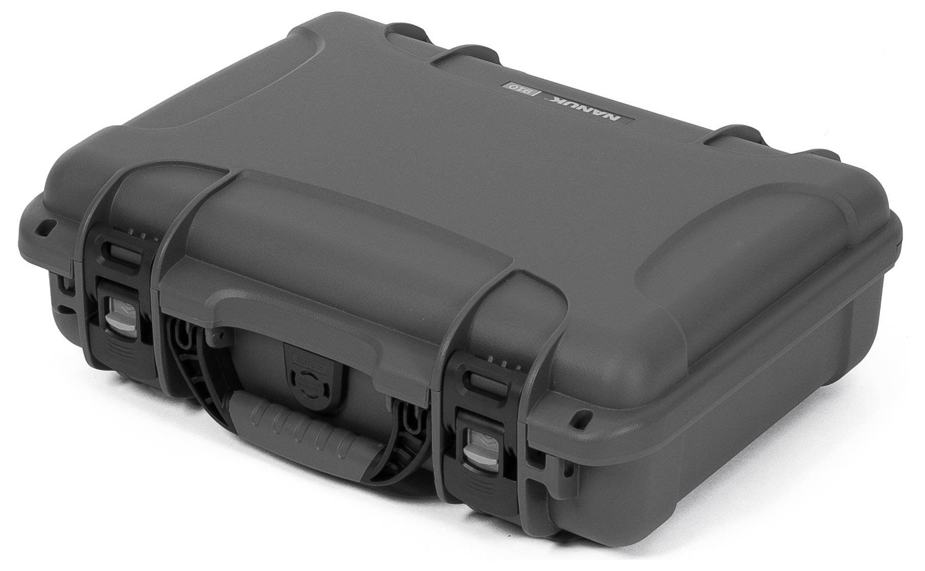 Une valise noire robuste et fermée, dotée de coins renforcés et d'une poignée ergonomique, adaptée à un transport en toute sécurité.