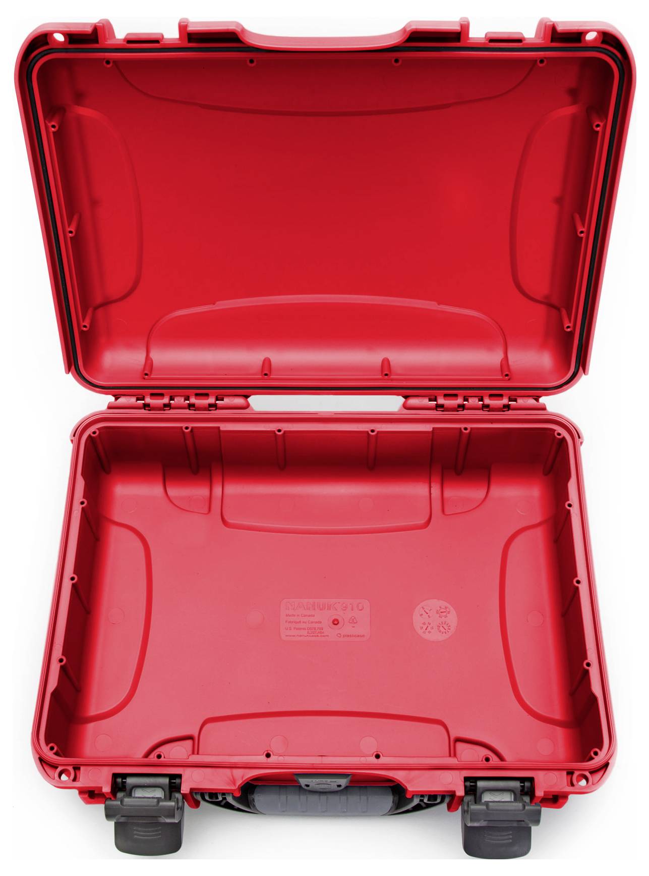 Valise rigide rouge, ouverte, en plastique avec un design robuste et un intérieur en mousse, adaptée au transport sécurisé d'équipements.