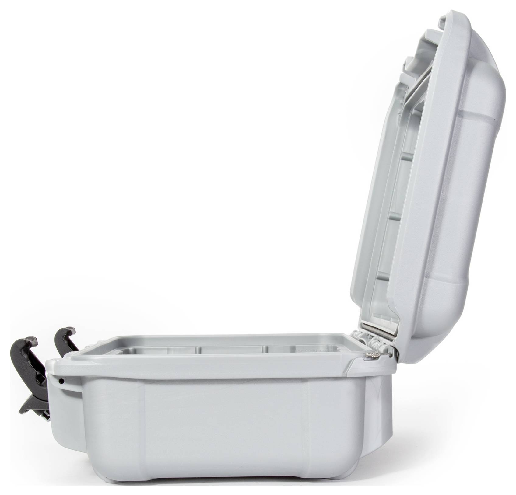 Une mallette en plastique gris ouverte, avec une fermeture sombre. Le couvercle est ouvert en charnière et ne présente aucune compartimentalisation à l'intérieur.