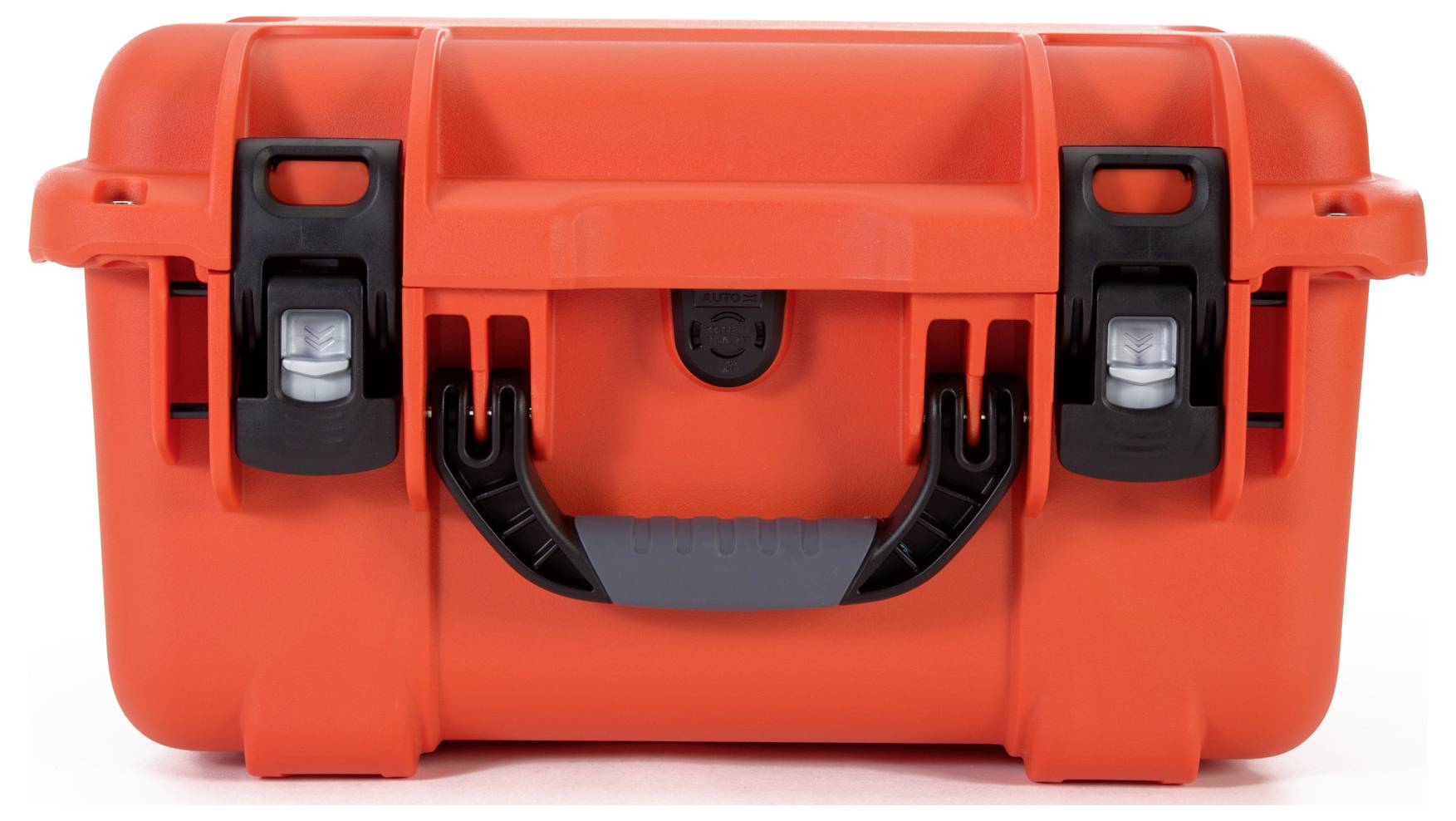 Valise rigide rouge, robuste, avec deux fermetures noires et une poignée. Adaptée au transport sécurisé d'équipements sensibles.