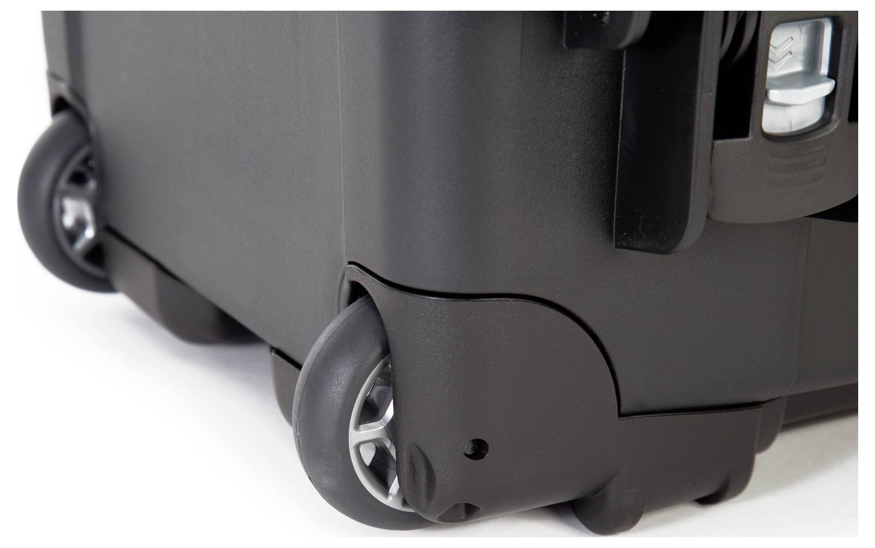 Une valise noire avec des roues robustes pour un déplacement facile sur différentes surfaces. Adaptée aux voyages ou au transport.