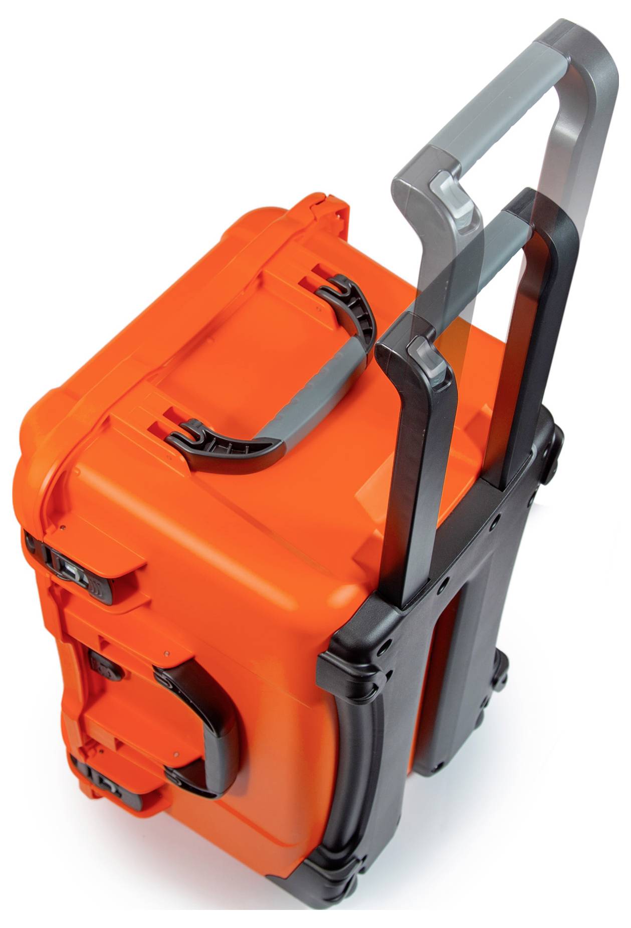 Valise orange avec poignée télescopique et roulettes, adaptée à un transport facile.