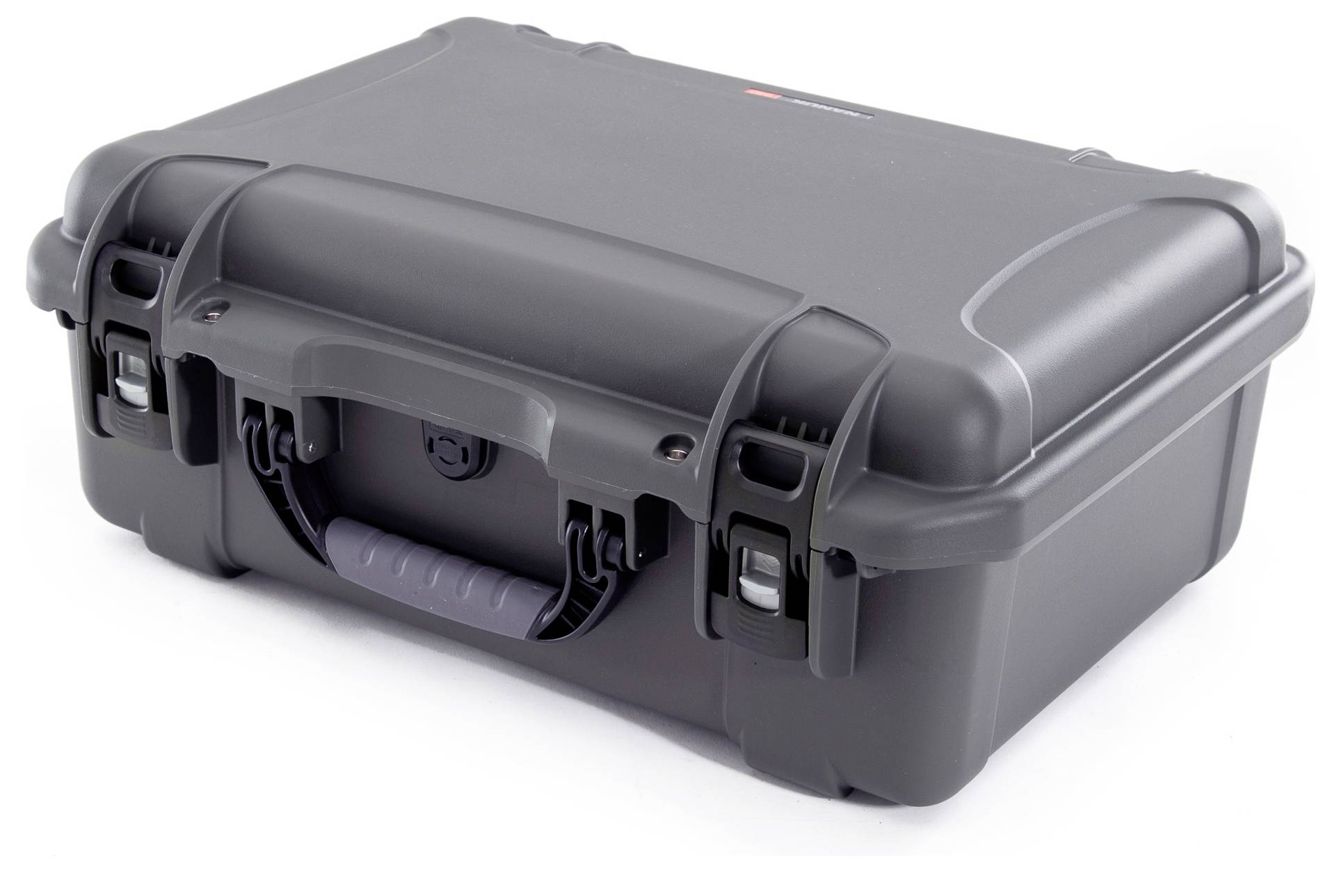 Une valise rigide noire stable avec une poignée, des coins renforcés et deux fermetures, adaptée au transport sécurisé d'équipements.