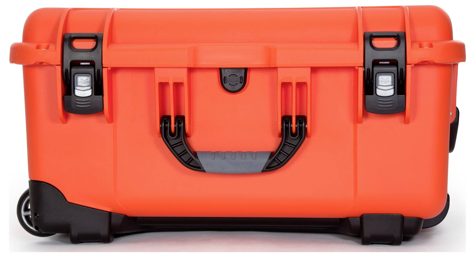 Un étui de protection robuste de couleur orange vif, monté sur roulettes, avec des fermetures noires et une poignée de transport à l'avant.