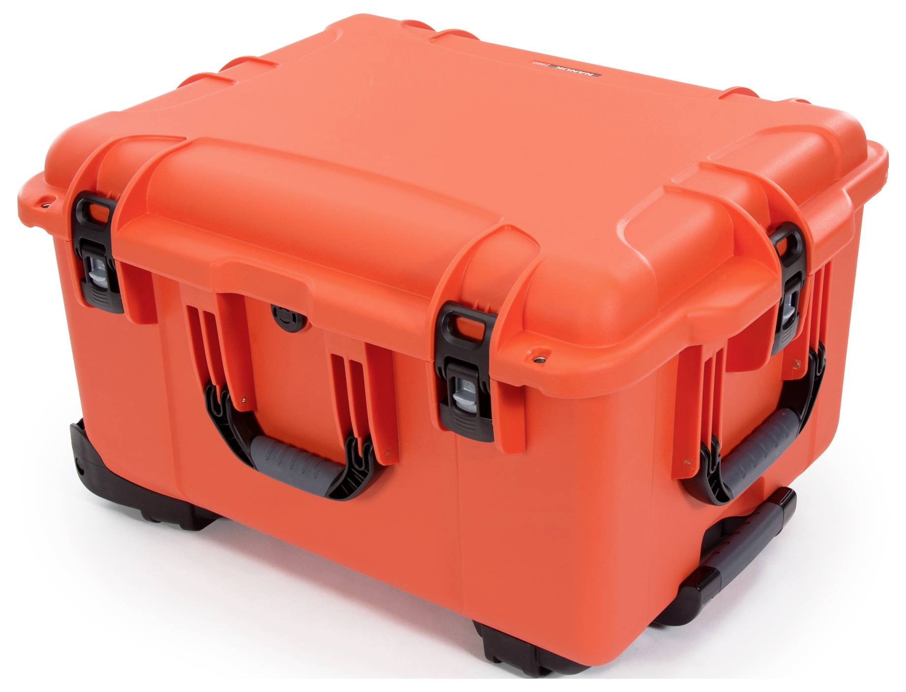 Une grande valise rigide orange, robuste, avec des poignées et des fermetures noires, adaptée pour un transport en toute sécurité.