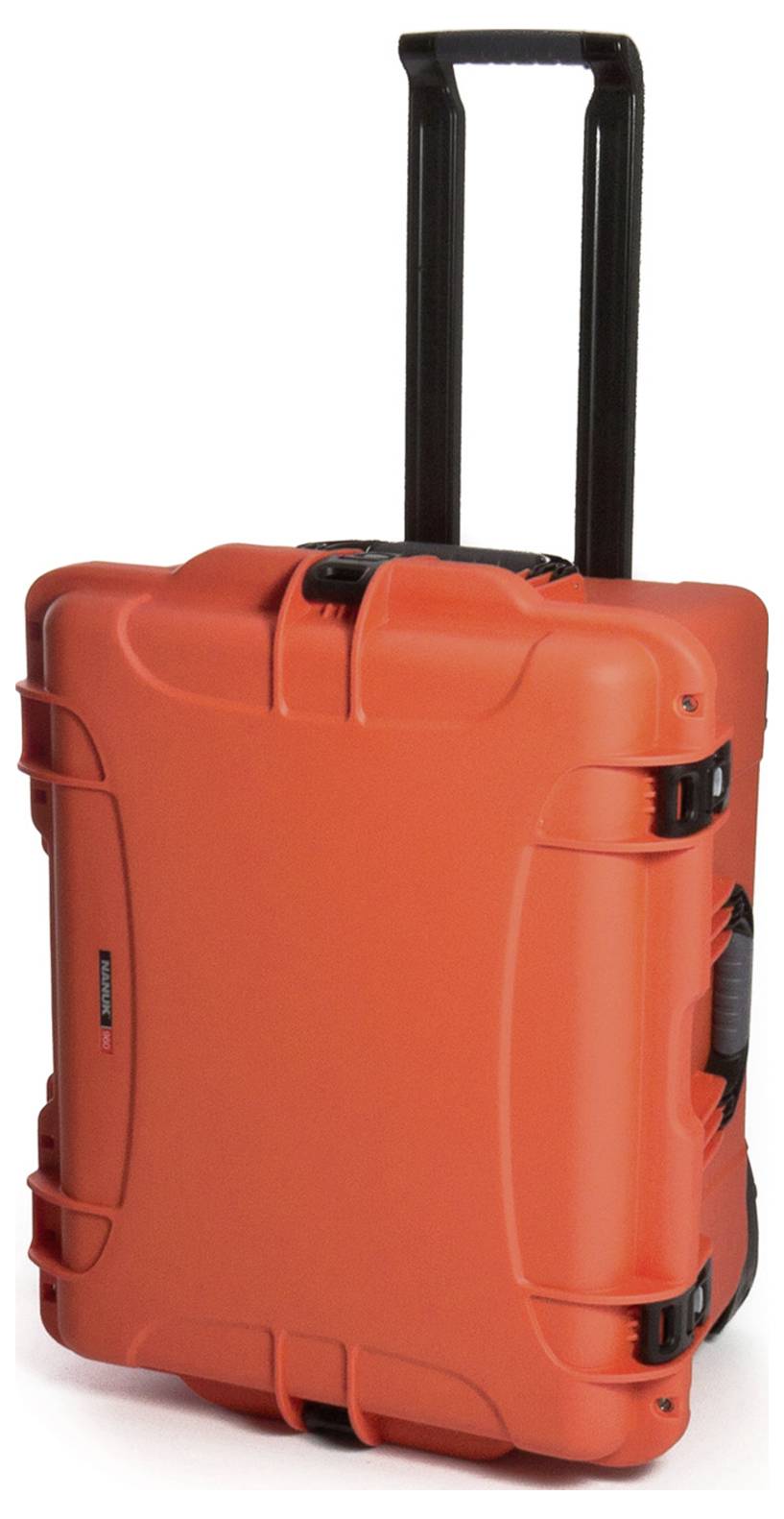 Une valise rigide rouge avec une poignée télescopique, debout et prête à être transportée.