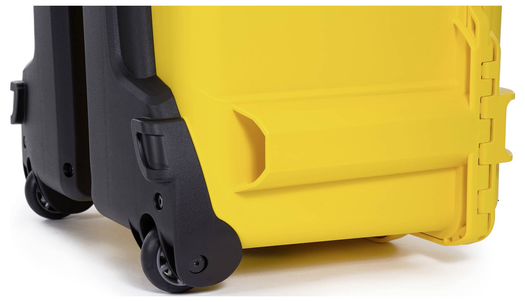 Roulettes situées sur la face inférieure d'un coffret de protection robuste, jaune et noir, assurant un transport facile et la protection du contenu.