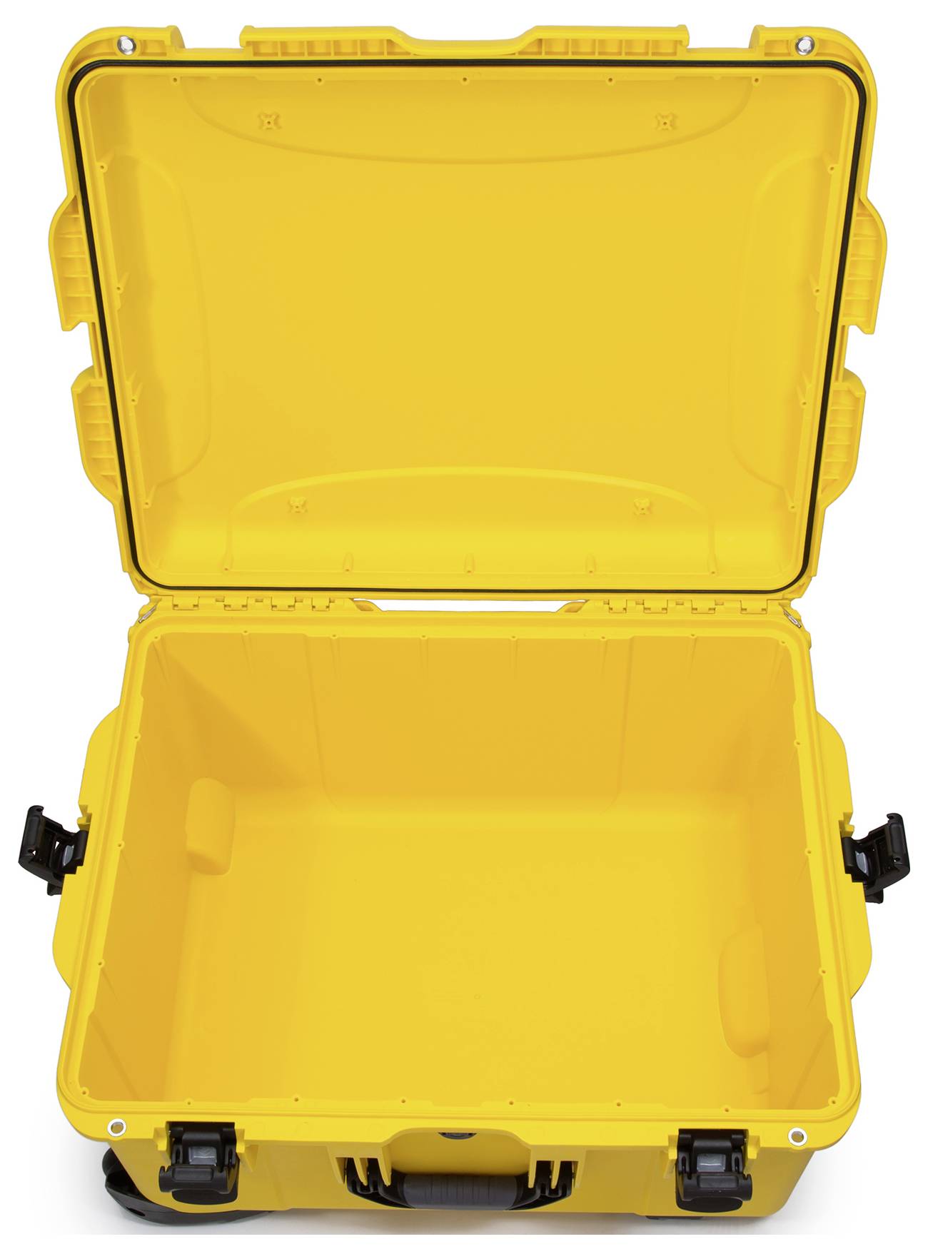 Une valise jaune vide avec le couvercle ouvert ; elle présente des angles robustes et des fermoirs à clips, adaptée pour les voyages ou le rangement.