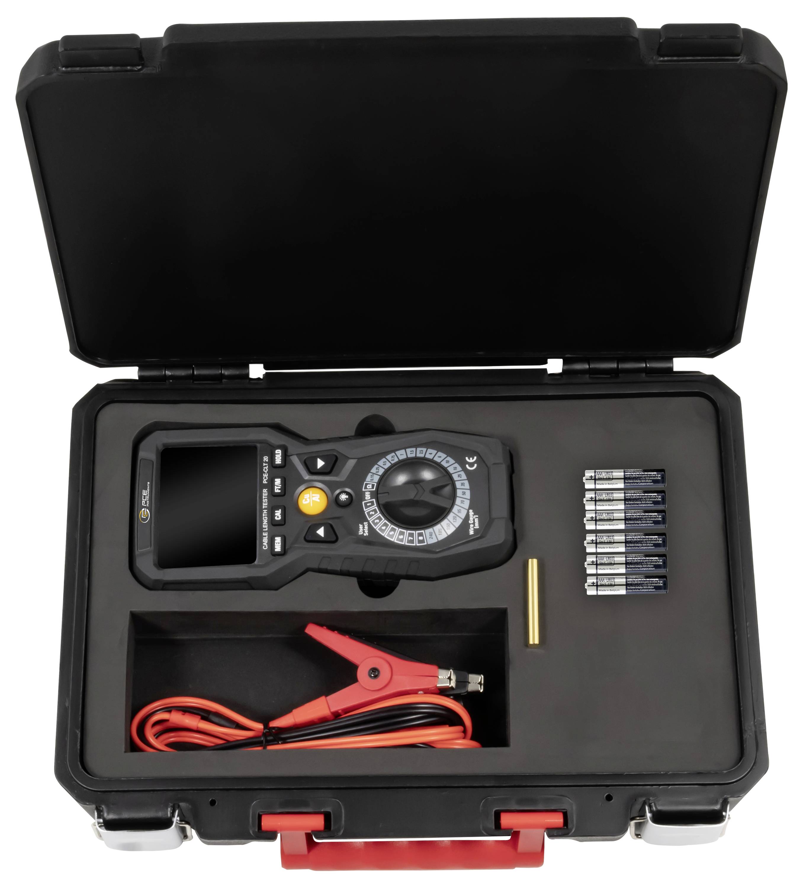 Une valise noire ouverte contenant un multimètre, des batteries et des câbles. Le multimètre est placé à gauche, avec des batteries empilées à droite.