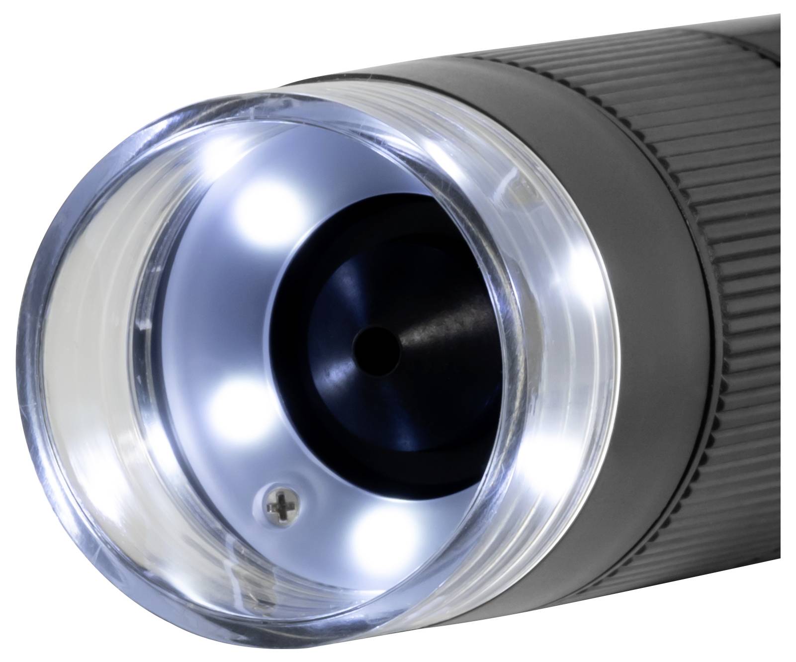 Gros plan d'une lentille de lampe de poche cylindrique noire ou d'un projecteur avec un rebord transparent et un devant en verre réfléchissant.