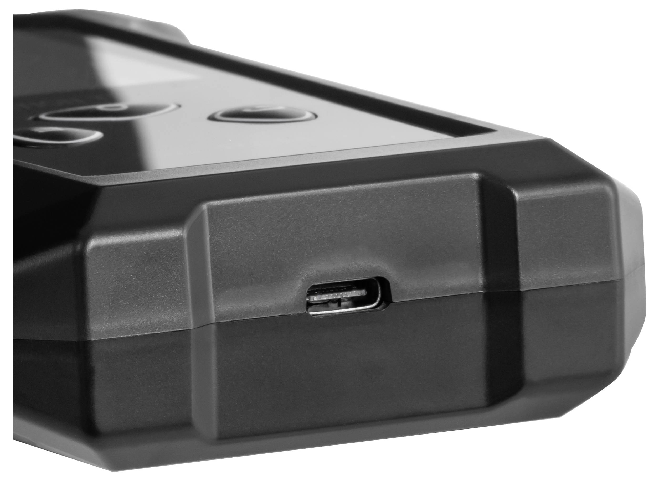 Gros plan d'un appareil électronique noir montrant un port de charge USB-C sur la face avant.