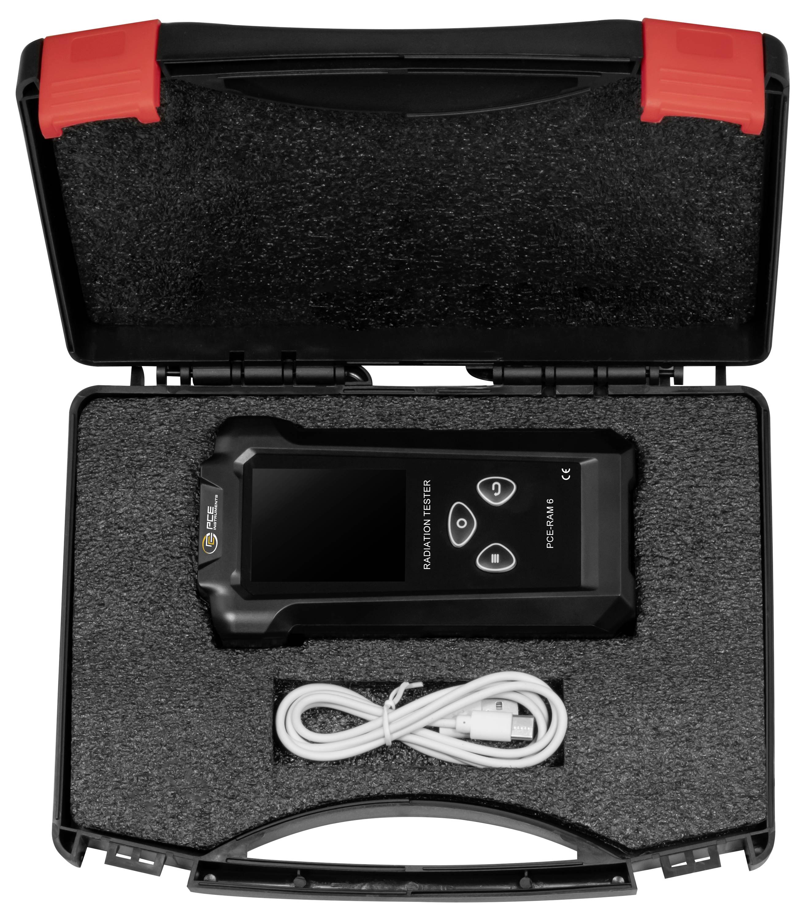 Étui de transport noir ouvert avec insert en mousse contenant un instrument numérique portatif et un câble USB enroulé.