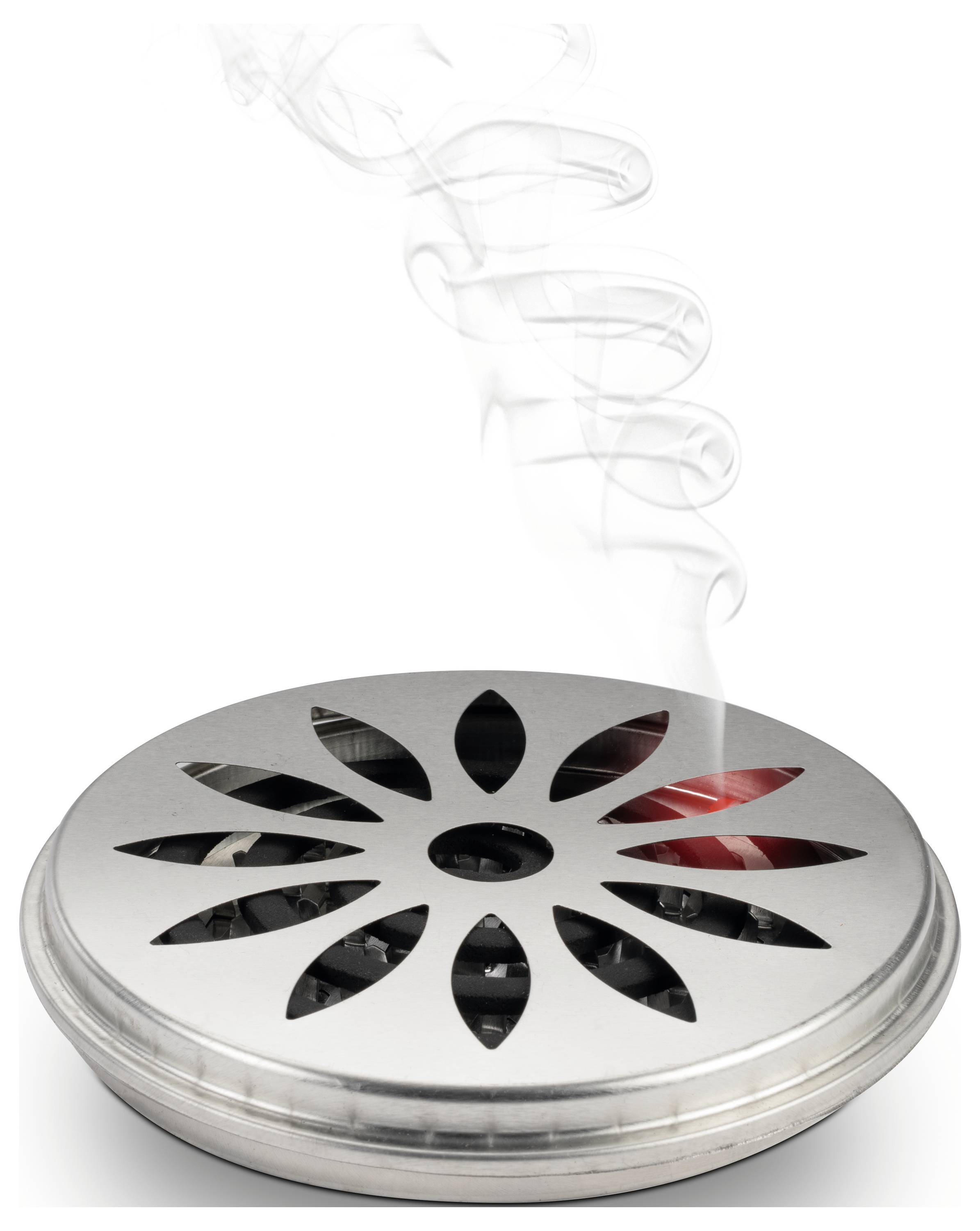 Diffuseur de parfum rond en métal, d'où s'élève de la fumée. Adapté à la diffusion de fragrances dans les espaces intérieurs.