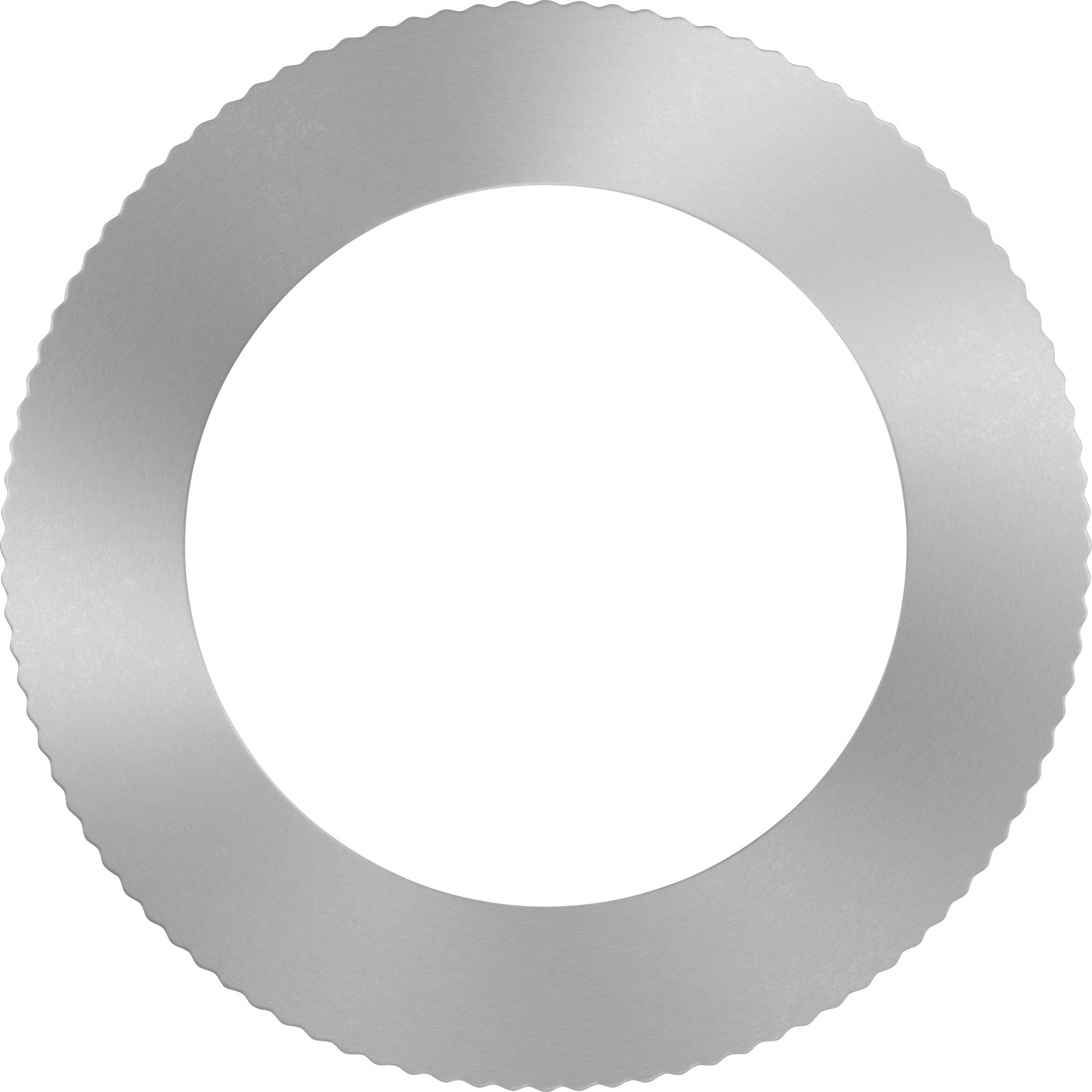 Une grande lame de scie circulaire argentée avec des dents le long du bord extérieur, sur un fond blanc.