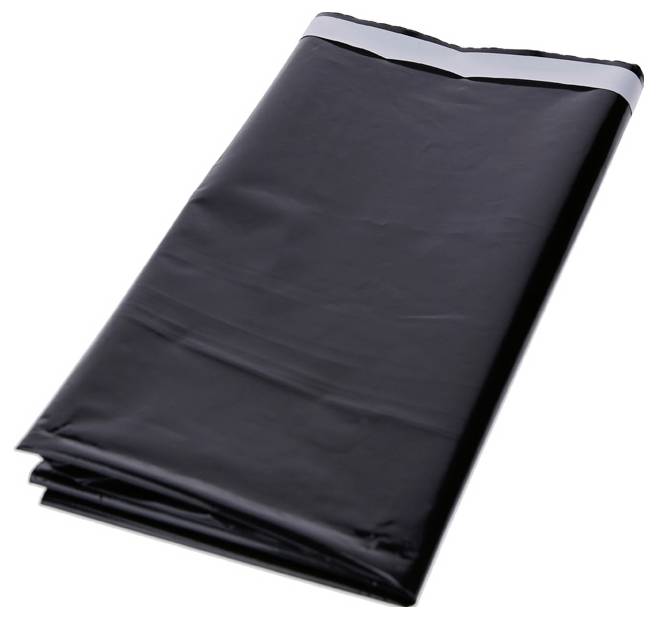 Un sac en plastique noir, plié, reflète un éclat brillant sur sa surface. Il sert probablement à l'élimination des déchets.