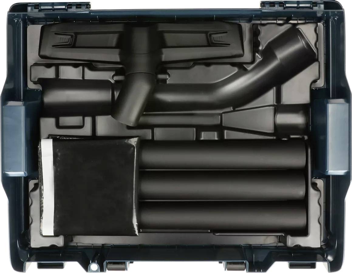 Une boîte à outils ouverte contenant plusieurs buses et tuyaux noirs utilisés pour des aspirateurs ou des appareils de nettoyage.