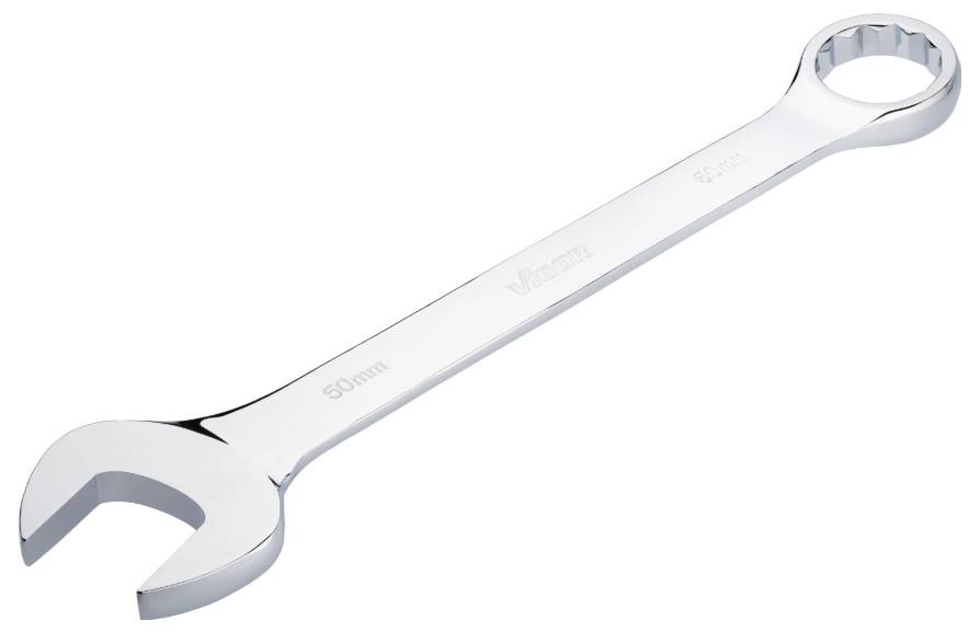 Une clé à molette en argent avec ouverture et anneau, taille 50 mm, est posée sur un fond blanc.