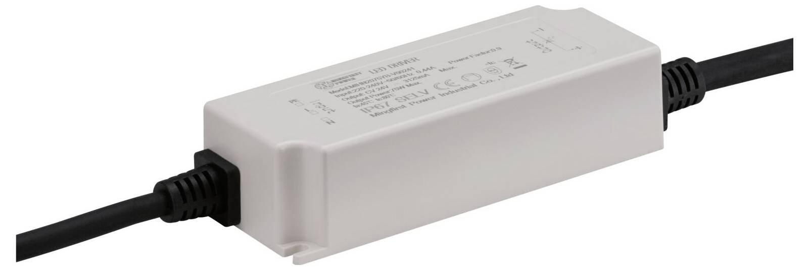 Bloc d'alimentation blanc rectangulaire avec un câble noir à chaque extrémité, présentant des spécifications techniques sur sa face supérieure.