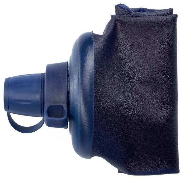 Un réservoir d'eau sombre et plié, muni d'un bouchon sur le côté, reconnaissable à sa couleur bleue et sa forme compacte.