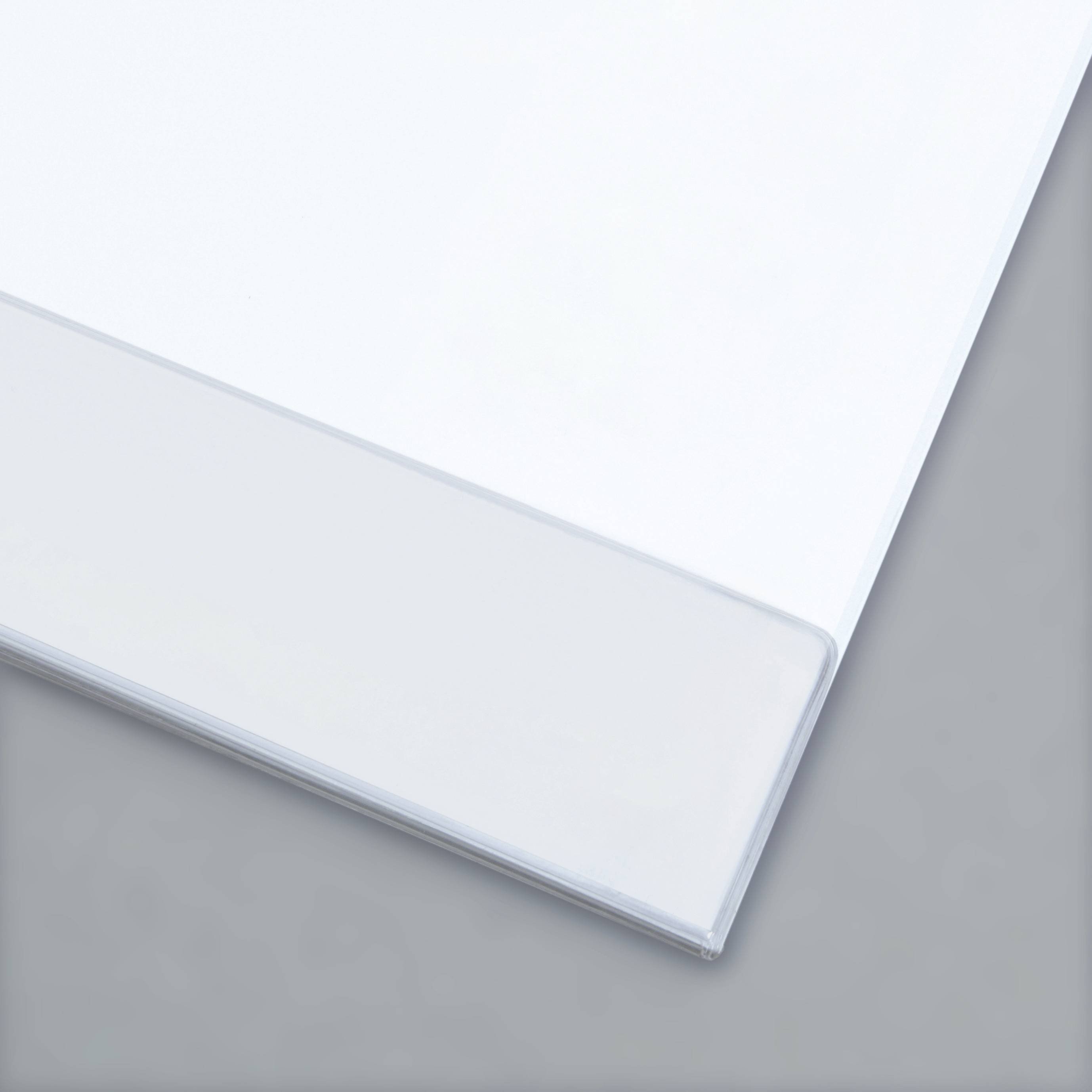 Un classeur blanc en plastique légèrement ouvert sur un fond gris.