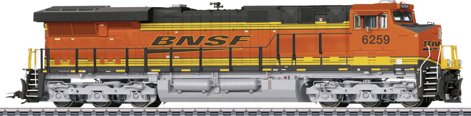 Locomotive de fret orange et jaune portant l'inscription 'BNSF' sur le côté. La locomotive est stationnée sur une voie ferrée.
