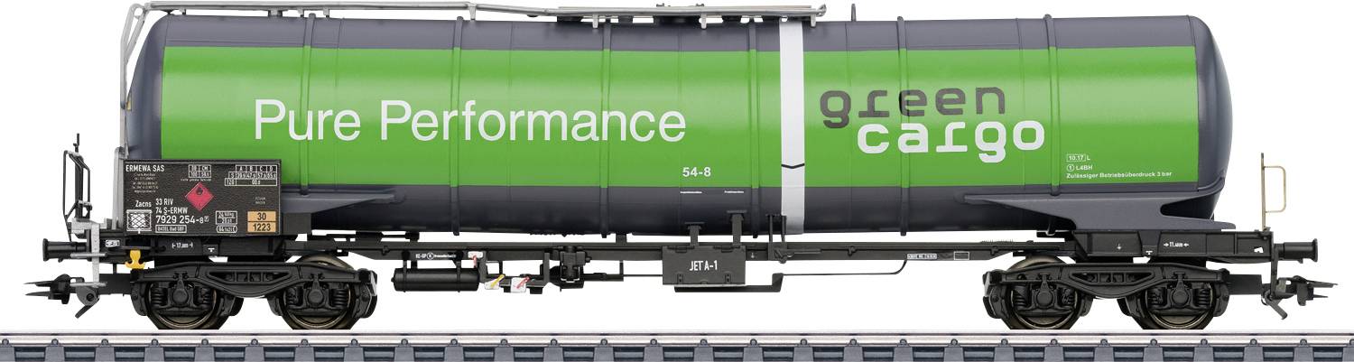 Train de marchandises vert portant l'inscription « Pure Performance green cargo » sur une voie ferrée, mettant l'accent sur l'éco-responsabilité dans le transport.