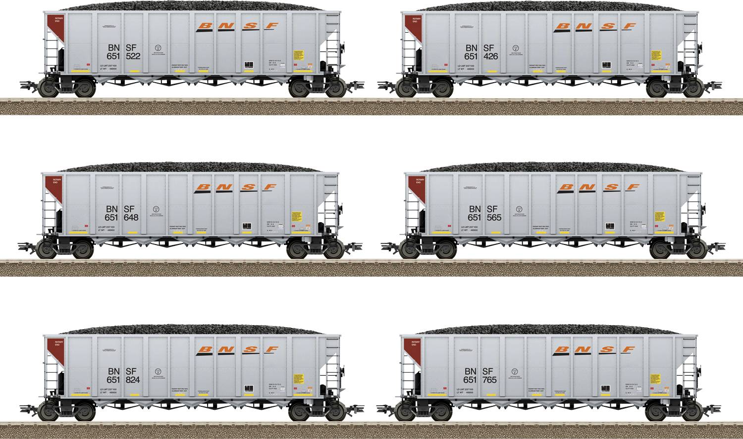 Six wagons de marchandises sont alignés en deux rangées sur des voies ferrées. Ils sont gris avec des marquages rouges et jaunes et portent l'inscription 'BNSF'.