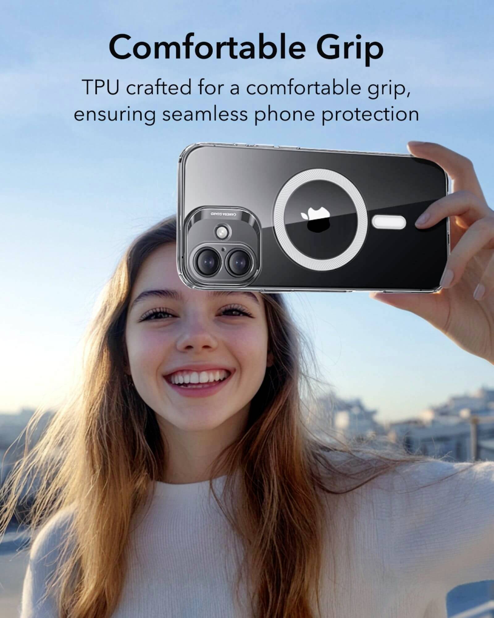 Une personne souriante tient un smartphone avec une coque. Le texte décrit une 